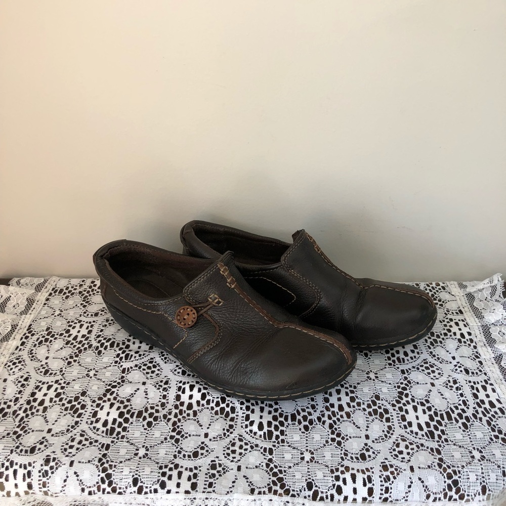 Clarks Size 8 Leather Button Flats